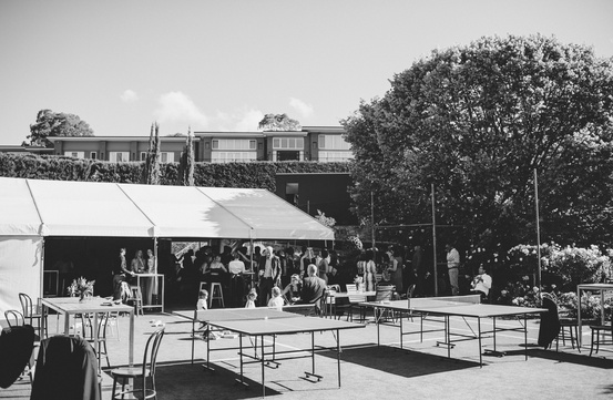 Alice and Johnny's relaxed backyard wedding 9