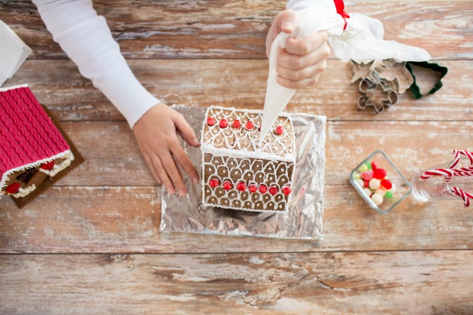 How to host a gingerbread-house making party