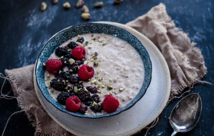 Creamy tea infused oats with maple roasted berries